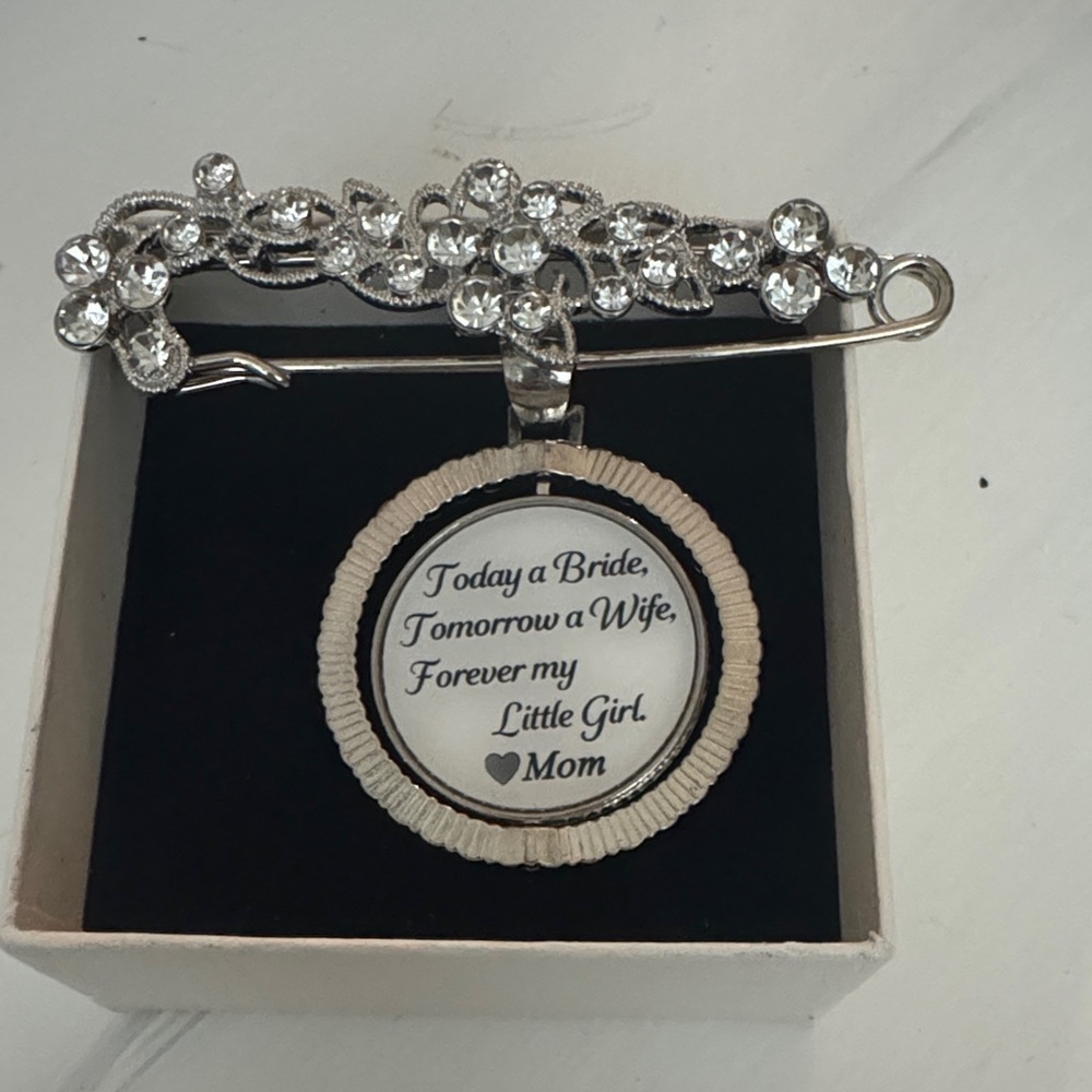Elegant wedding Silver Brooch with Sentimental Pendant for bouquet
